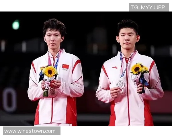 成都羽毛球队与上海羽毛球队赛后复盘分析灵活性表现与战术调整 成都羽毛球队与上海羽毛球队赛后复盘分析灵活性表现与战术调整