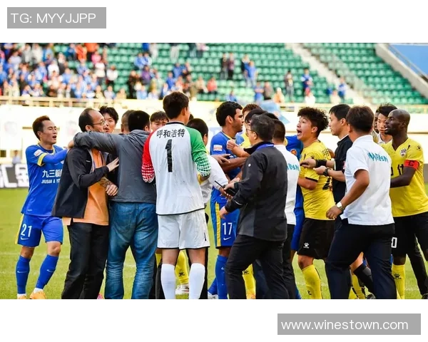 足球明星激烈互骂瞬间大揭秘精彩图片回顾引发球迷热议与讨论 足球明星激烈互骂瞬间大揭秘精彩图片回顾引发球迷热议与讨论